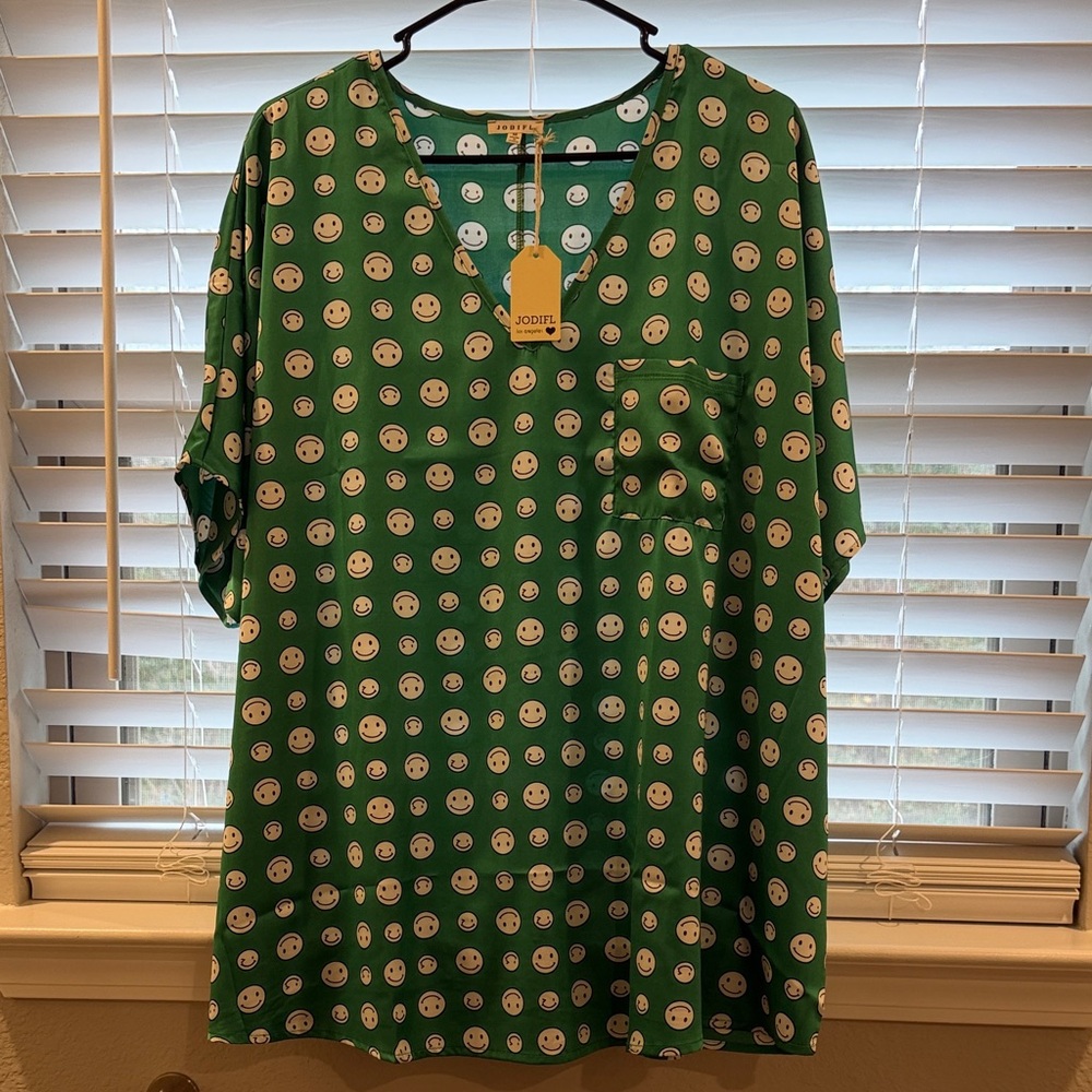Oversized smiley face  short sleeve Jodifl top